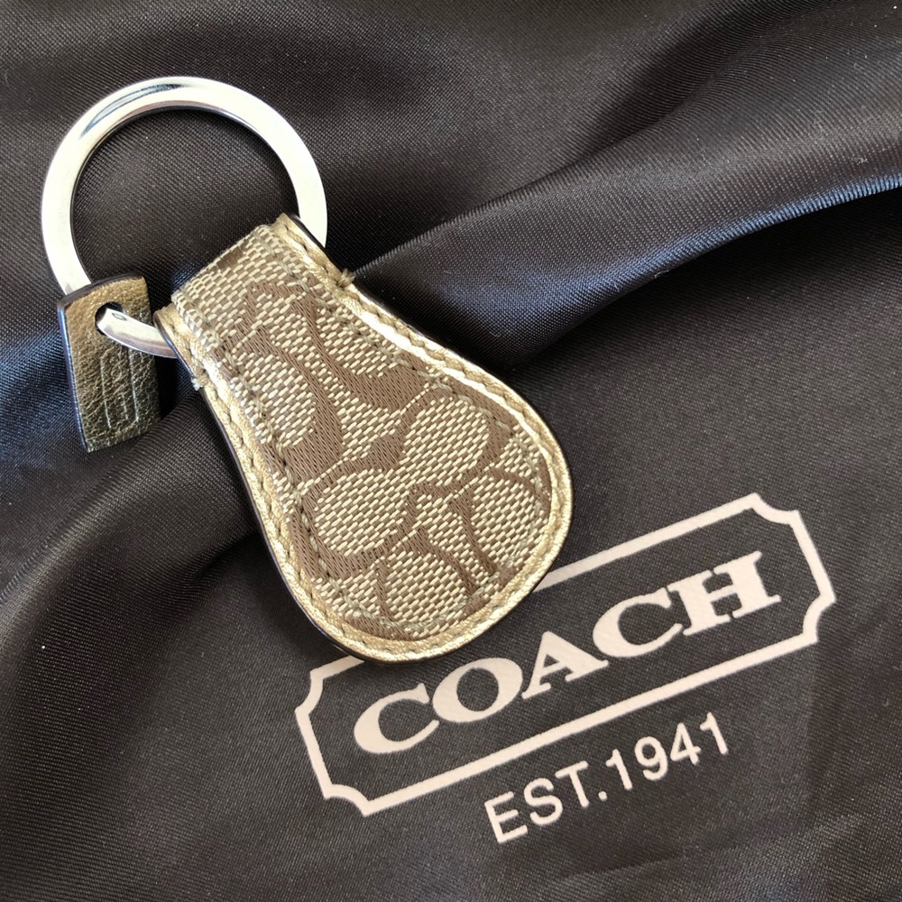 🎉HOST PICK 9/10🎉Coach signature logo fabric key fob.